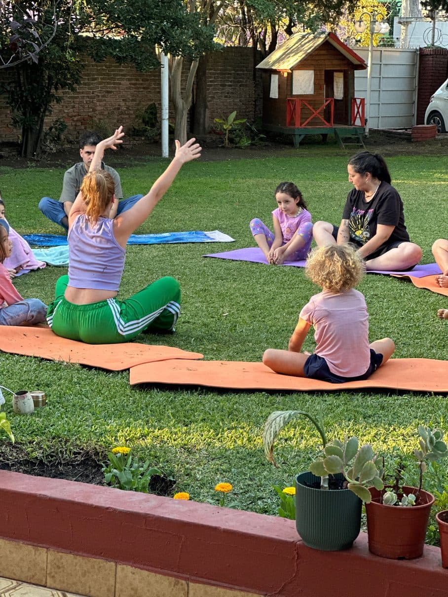 Familias y chicos haciendo movimiento sobre el césped